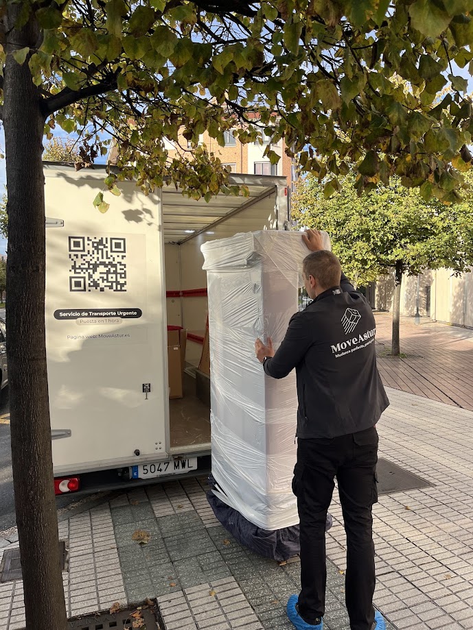 Equipo de MoveAstur realizando una mudanza profesional y carga de mobiliario en Oviedo, Asturias.
