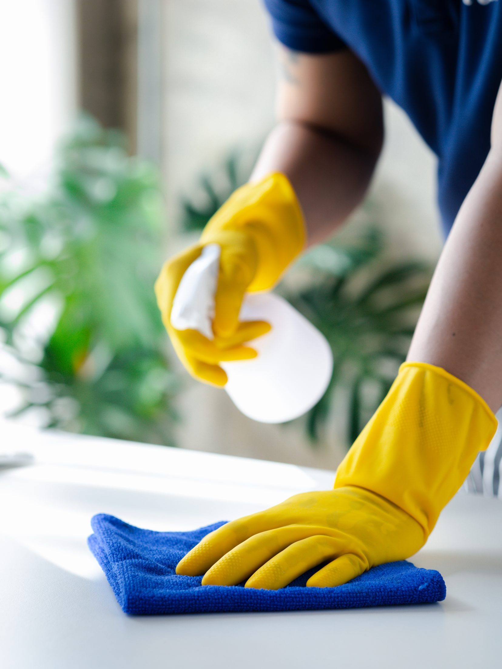 Personal de Limpastur realizando limpieza de mantenimiento profesional en un baño en Oviedo.